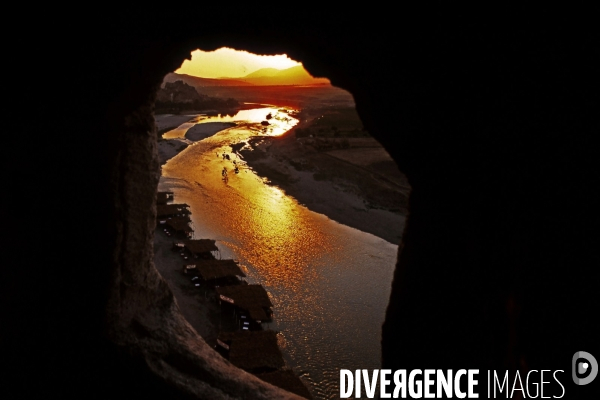 L Histoire disparaît, Hasankeyf, une ancienne ville de 12 000 ans en Turquie. History disappears, Hasankeyf, a 12,000 years old ancient town in Turkey.