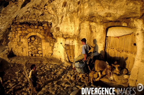 L Histoire disparaît, Hasankeyf, une ancienne ville de 12 000 ans en Turquie. History disappears,ÊHasankeyf, a 12,000 years old ancient town in Turkey.