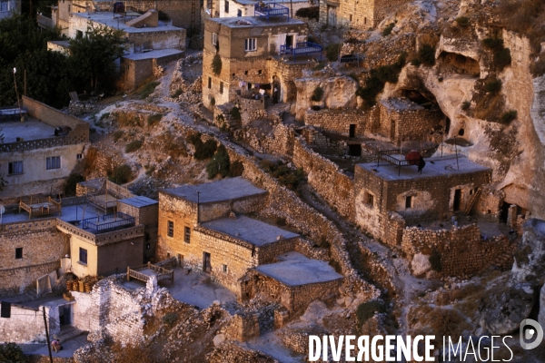 L Histoire disparaît, Hasankeyf, une ancienne ville de 12 000 ans en Turquie. History disappears,ÊHasankeyf, a 12,000 years old ancient town in Turkey.