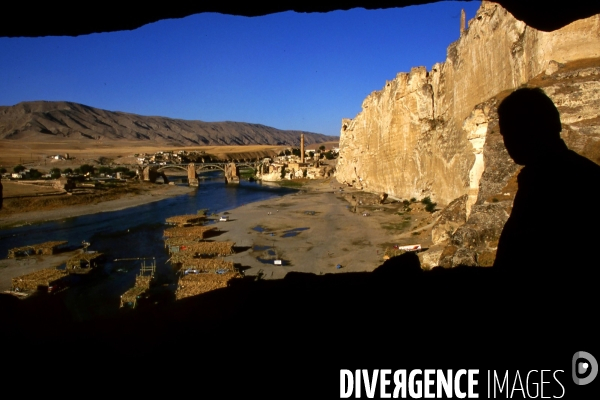 L Histoire disparaît, Hasankeyf, une ancienne ville de 12 000 ans en Turquie. History disappears,ÊHasankeyf, a 12,000 years old ancient town in Turkey.