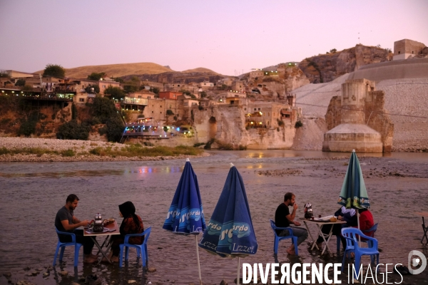 L Histoire disparaît, Hasankeyf, une ancienne ville de 12 000 ans en Turquie. History disappears,ÊHasankeyf, a 12,000 years old ancient town in Turkey.