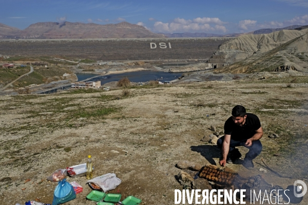 L Histoire disparaît, Hasankeyf, une ancienne ville de 12 000 ans en Turquie. History disappears,ÊHasankeyf, a 12,000 years old ancient town in Turkey.