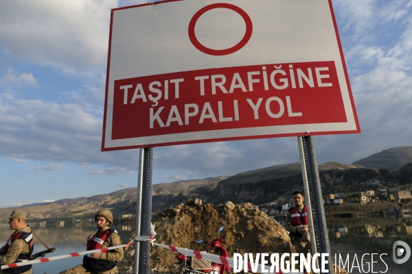 L Histoire disparaît, Hasankeyf, une ancienne ville de 12 000 ans en Turquie. History disappears,ÊHasankeyf, a 12,000 years old ancient town in Turkey.