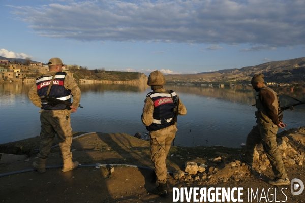 L Histoire disparaît, Hasankeyf, une ancienne ville de 12 000 ans en Turquie. History disappears,ÊHasankeyf, a 12,000 years old ancient town in Turkey.