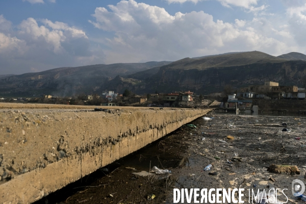 L Histoire disparaît, Hasankeyf, une ancienne ville de 12 000 ans en Turquie. History disappears,ÊHasankeyf, a 12,000 years old ancient town in Turkey.