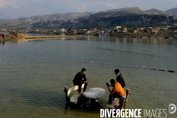 L Histoire disparaît, Hasankeyf, une ancienne ville de 12 000 ans en Turquie. History disappears,ÊHasankeyf, a 12,000 years old ancient town in Turkey.