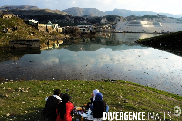 L Histoire disparaît, Hasankeyf, une ancienne ville de 12 000 ans en Turquie. History disappears,ÊHasankeyf, a 12,000 years old ancient town in Turkey.