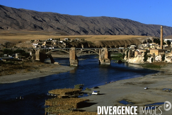 L Histoire disparaît, Hasankeyf, une ancienne ville de 12 000 ans en Turquie. History disappears,ÊHasankeyf, a 12,000 years old ancient town in Turkey.