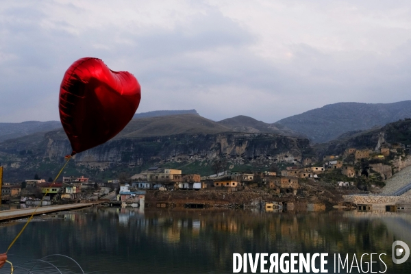 L Histoire disparaît, Hasankeyf, une ancienne ville de 12 000 ans en Turquie. History disappears,ÊHasankeyf, a 12,000 years old ancient town in Turkey.