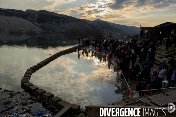 L Histoire disparaît, Hasankeyf, une ancienne ville de 12 000 ans en Turquie. History disappears,ÊHasankeyf, a 12,000 years old ancient town in Turkey.