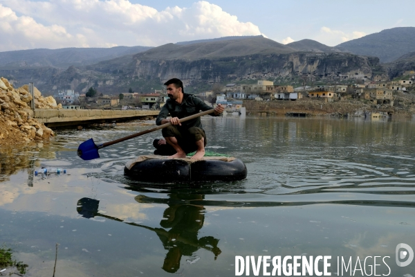 L Histoire disparaît, Hasankeyf, une ancienne ville de 12 000 ans en Turquie. History disappears,ÊHasankeyf, a 12,000 years old ancient town in Turkey.