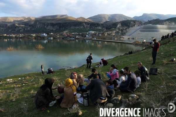 L Histoire disparaît, Hasankeyf, une ancienne ville de 12 000 ans en Turquie. History disappears,ÊHasankeyf, a 12,000 years old ancient town in Turkey.