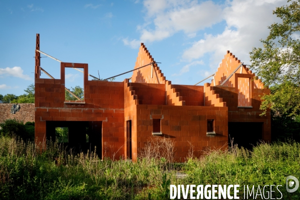 Le chantier de construction d une maison à l arrêt