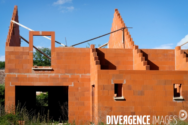 Le chantier de construction d une maison à l arrêt