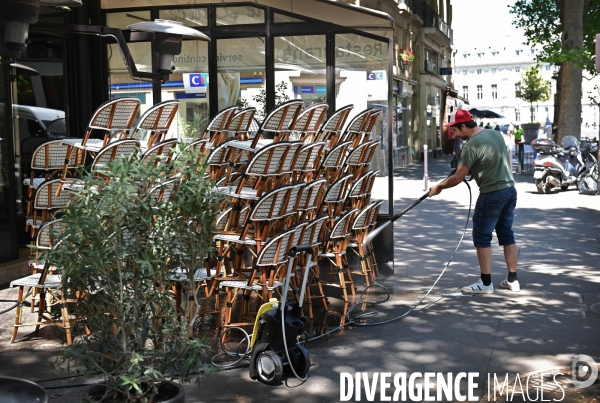 Préparation pour la réouverture des cafés, bar et restaurants