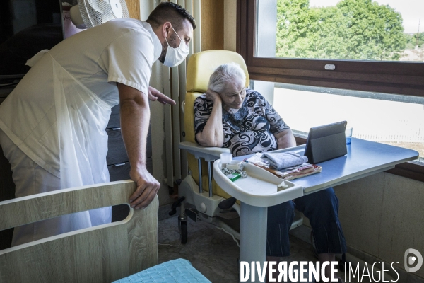 EHPAD confine / Les gestes qui touchent