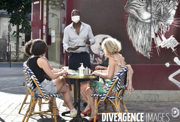 Déconfinement : réouverture des bars et restaurants. Covid-19. The Covid-19 Coronavirus. Deconfinement: reopening of bars and restaurants in France.