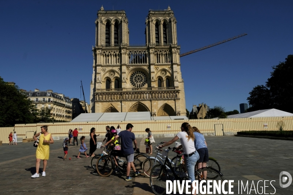 Parvis de Cathedrale Notre-Dame de nouveau ouvert. The Parvis of Cathedral Notre-Dame de Paris reopened.