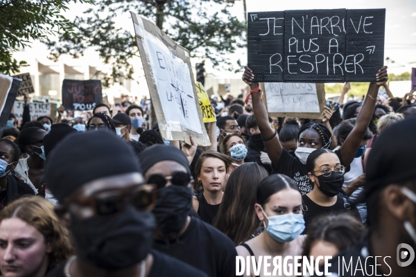 Rassemblement devant le tribunal de paris suite a la decision de justice concernant l affaire adama traore.