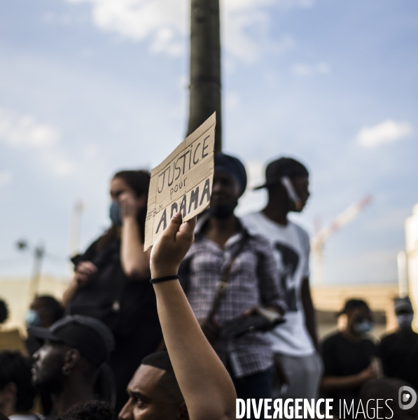 Rassemblement devant le tribunal de paris suite a la decision de justice concernant l affaire adama traore.