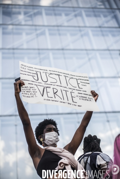 Rassemblement devant le tribunal de paris suite a la decision de justice concernant l affaire adama traore.