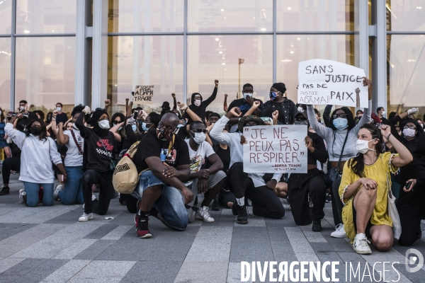 Rassemblement devant le tribunal de paris suite a la decision de justice concernant l affaire adama traore.