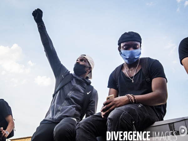 A Paris, manifestation massive en mémoire d Adama Traoré et George Floyd