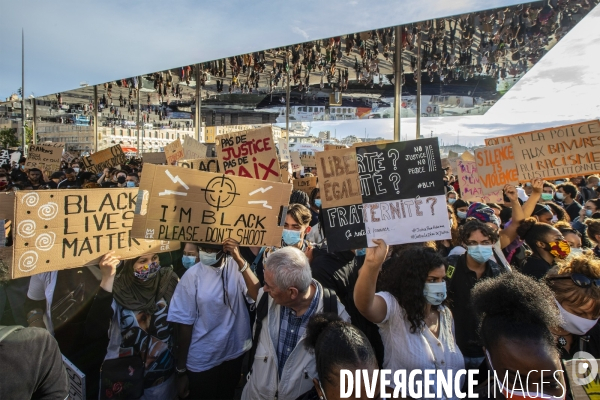 Manifestation contre la violence policière aux Etats-Unis... à Marseille
