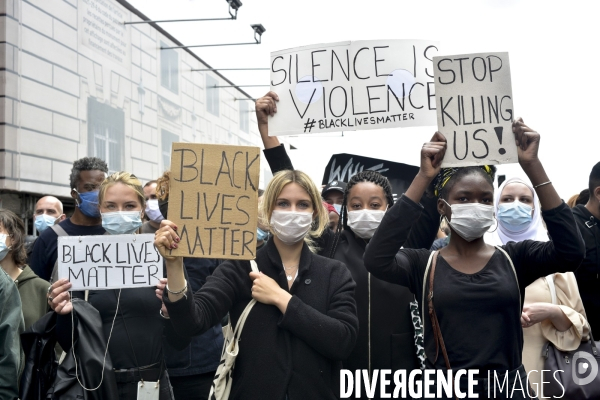 Hommage à George Floyd et Adama Traoré : manifestation contre le racisme et les violences policières. Tribute to George Floyd and Adama Traoré: demonstration against racism and police violence.