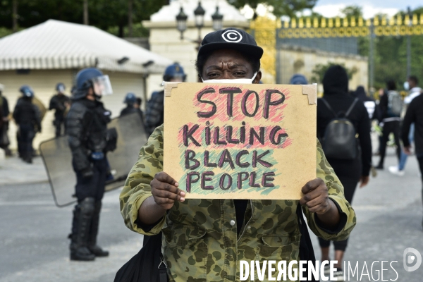 Hommage à George Floyd et Adama Traoré : manifestation contre le racisme et les violences policières. Tribute to George Floyd and Adama Traoré: demonstration against racism and police violence.