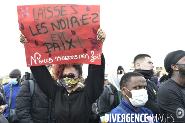 Hommage à George Floyd et Adama Traoré : manifestation contre le racisme et les violences policières. Tribute to George Floyd and Adama Traoré: demonstration against racism and police violence.