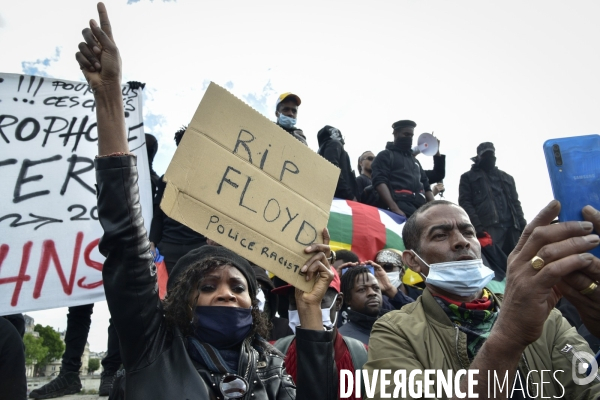 Hommage à George Floyd et Adama Traoré : manifestation contre le racisme et les violences policières. Tribute to George Floyd and Adama Traoré: demonstration against racism and police violence.