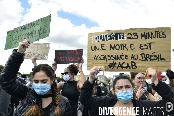 Hommage à George Floyd et Adama Traoré : manifestation contre le racisme et les violences policières. Tribute to George Floyd and Adama Traoré: demonstration against racism and police violence.