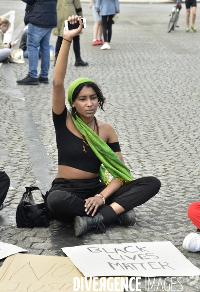 Hommage à George Floyd et Adama Traoré : manifestation contre le racisme et les violences policières. Tribute to George Floyd and Adama Traoré: demonstration against racism and police violence.