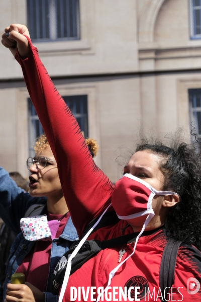 Manifestation à Paris contre la brutalité policière. Protest against police brutality in Paris.