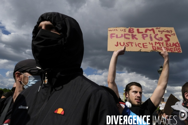 Manifestation à Paris contre la brutalité policière. Protest against police brutality in Paris.