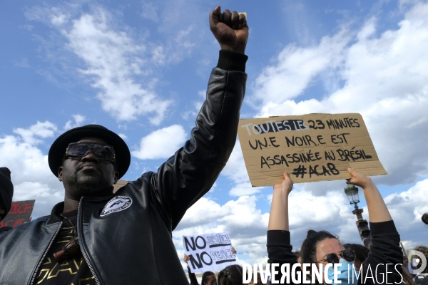 Manifestation à Paris contre la brutalité policière. Protest against police brutality in Paris.