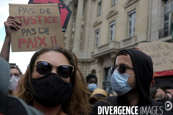 Manifestation à Paris contre la brutalité policière. Protest against police brutality in Paris.