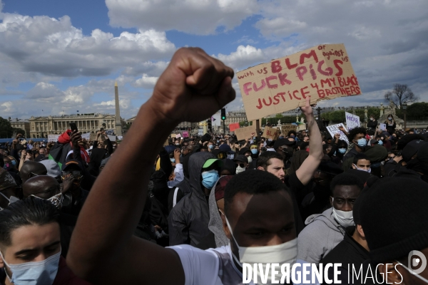 Manifestation à Paris contre la brutalité policière. Protest against police brutality in Paris.