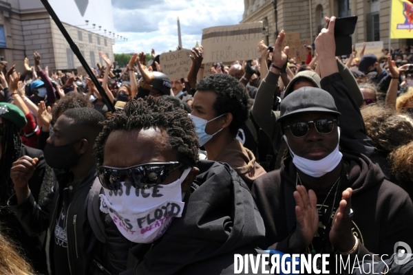 Manifestation à Paris contre la brutalité policière. Protest against police brutality in Paris.