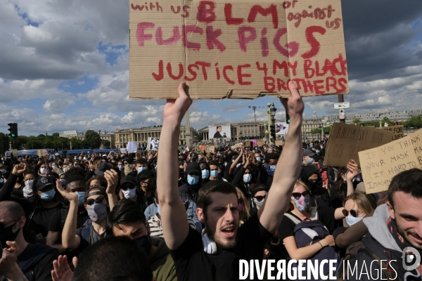 Manifestation à Paris contre la brutalité policière. Protest against police brutality in Paris.