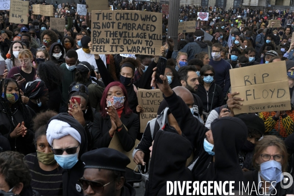 Manifestation à Paris contre la brutalité policière. Protest against police brutality in Paris.