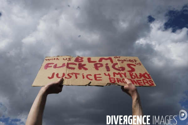 Manifestation à Paris contre la brutalité policière. Protest against police brutality in Paris.