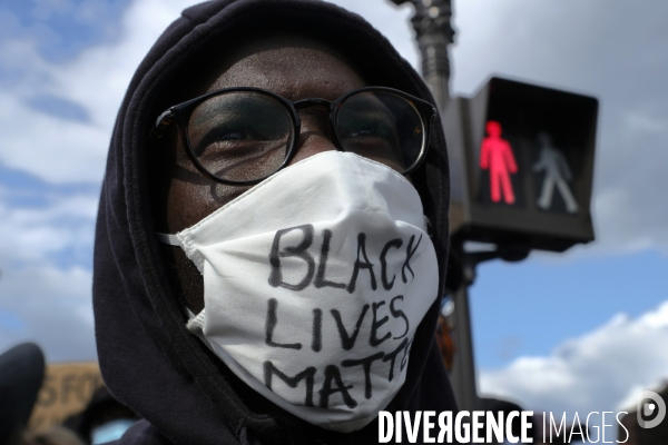 Manifestation à Paris contre la brutalité policière. Protest against police brutality in Paris.