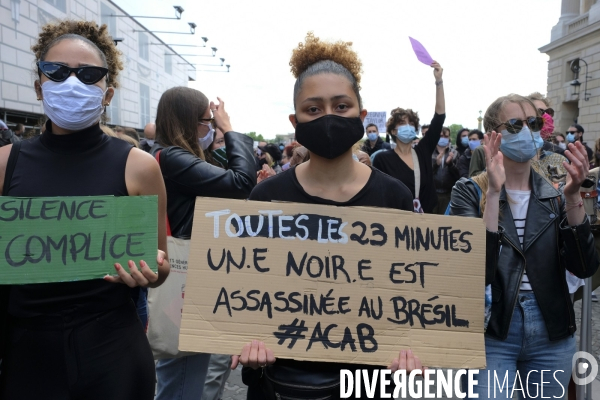 Manifestation à Paris contre la brutalité policière. Protest against police brutality in Paris.