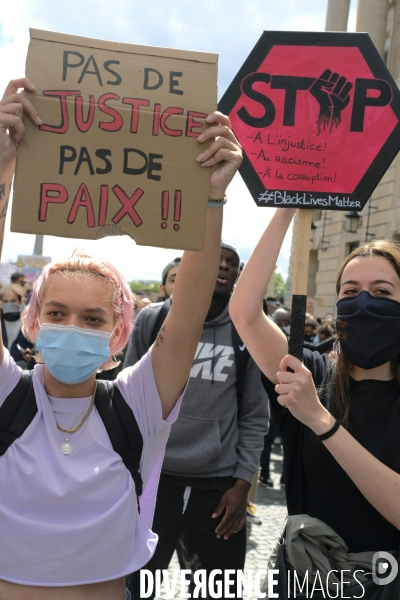 Manifestation à Paris contre la brutalité policière. Protest against police brutality in Paris.