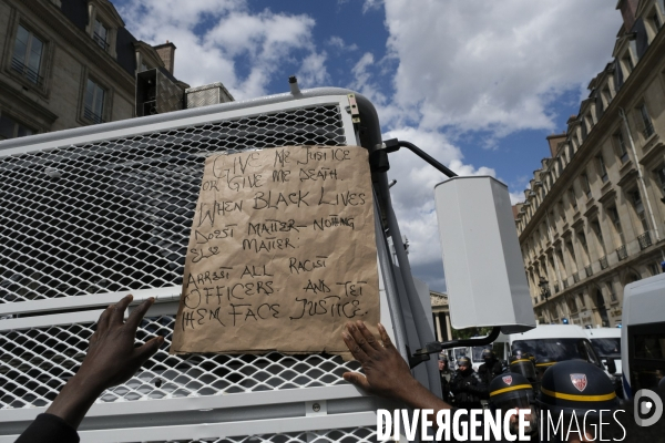 Manifestation à Paris contre la brutalité policière. Protest against police brutality in Paris.