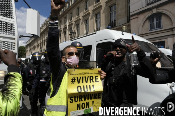 Manifestation à Paris contre la brutalité policière. Protest against police brutality in Paris.