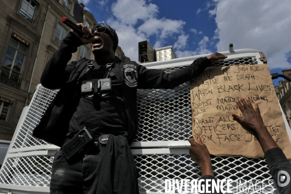 Manifestation à Paris contre la brutalité policière. Protest against police brutality in Paris.