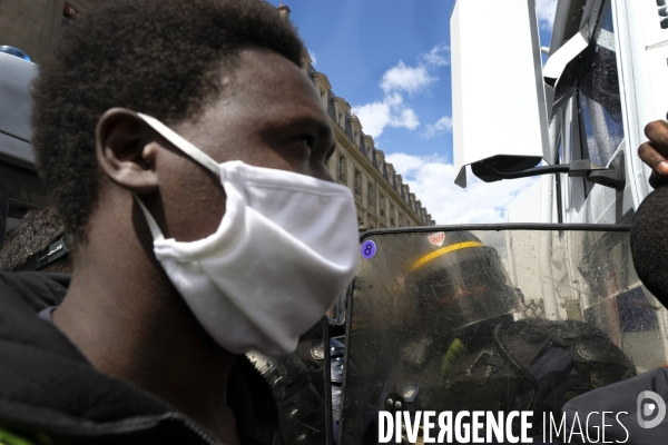 Manifestation à Paris contre la brutalité policière. Protest against police brutality in Paris.
